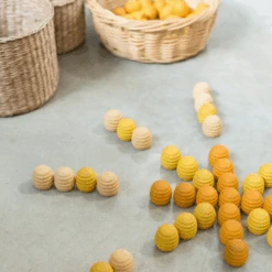Grapat Grapat Loose Parts: Houten Honingraten Geel, 36st. (Mandala Yellow Honeycombs) -Speelwereld Aanbiedingen Winkel grapat grapat loose parts houten honingraten geel 2