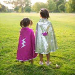 Great Pretenders (UA) (UA) Great Pretenders - Omkeerbare Cape Roze/zilver - Maat US 5-6 -Speelwereld Aanbiedingen Winkel great pretenders ua ua great pretenders omkeerbare 2