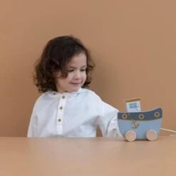 Little Dutch Houten Speelgoed - Houten Trekfiguur Boot Sailors Bay -Speelwereld Aanbiedingen Winkel little dutch houten speelgoed houten trekfiguur bo 3