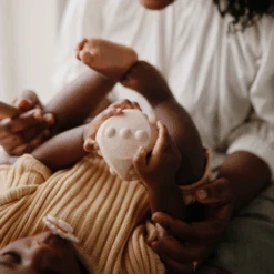 Mushie Babyspeelgoed - Siliconen Dobbelsteen, Set Van 2 Blush/Shifting Sands -Speelwereld Aanbiedingen Winkel mushie babyspeelgoed siliconen dobbelsteen set van 2