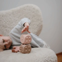 Mushie Babyspeelgoed - Siliconen Dobbelsteen, Set Van 2 Blush/Shifting Sands -Speelwereld Aanbiedingen Winkel mushie babyspeelgoed siliconen dobbelsteen set van 3