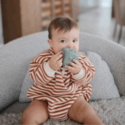 Mushie Babyspeelgoed - Siliconen Dobbelsteen, Set Van 2 Dried Thyme/Natural -Speelwereld Aanbiedingen Winkel mushie babyspeelgoed siliconen dobbelsteen set van 7