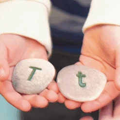 Yellow Door Sensomotorische Speelstenen, Educatief - Alfabet Stenen A-z (alphabet Pebbles), Set Van 26 -Speelwereld Aanbiedingen Winkel yellow door sensomotorische speelstenen educatief 3