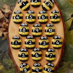 Yellow Door Sensomotorische Speelstenen, Educatief - Getallen Stenen Bijen 1-10 (honey Bee Number Stones), Set Van 20 7 Yellow Door Sensomotorische Speelstenen, Educatief - Getallen Stenen Bijen 1-10 (honey Bee Number Stones), Set Van 20 -Speelwereld Aanbiedingen Winkel yellow door sensomotorische speelstenen educatief 8